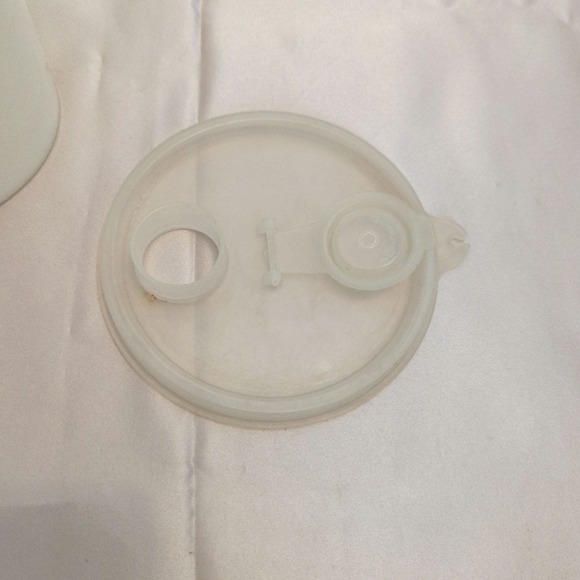 Tupperware 48 oz Handolier juice or beverage pitcher - Picture 4 of 4